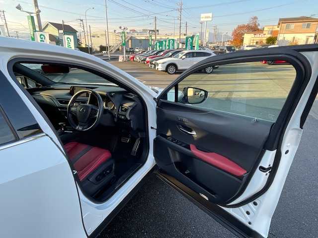 レクサス ＵＸ 250h Fスポーツ 静岡県 2020(令2)年 4.9万km ホワイトノーヴァガラスフレーク ●10.3インチ純正ナビ/(フルセグ/CD/DVD/Bluetooth/AUX)/●レザーシート/●前席パワーシート/(運転席シートメモリ付き)/●前席シートヒーター＆エアシート/●バックカメラ/●レクサスセーフティ/●レーダークルーズコントロール/●ブラインドスポットモニター/●プリクラッシュセーフティー/●レーンキープアシスト/●前後クリアランスソナー/●電動パーキングブレーキ/●オートブレーキホールド/●LEDヘッドライト＆フォグランプ/●オートライト/●オートマチックハイビーム/●革巻きステアリング/●ステアリングスイッチ/●ステアリングヒーター/●ETC2.0/●前後ドライブレコーダー/●電動リアゲート/●パドルシフト/●スマートキー/●カードキー有/●プッシュスタート/●純正18インチアルミホイール/●ダブル＋サイド＋ニーSRS＋ABS