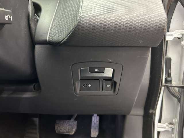 ランドローバー レンジローバーヴェラール S 180PS 千葉県 2018(平30)年 7.5万km ユーロンホワイト クルーズコントロール　/黒革シート　/ＭＥＲＩＤＩＡＮサウンド　/ナビ　/ＴＶ　/Ｂｌｕｅｔｏｏｔｈ接続　/３６０°電動リアゲート　/衝突軽減ブレーキ　/ＢＳＭ　/ＬＫＡ　/ＬＥＤヘッドライト　/オートハイビーム　/ＥＴＣ