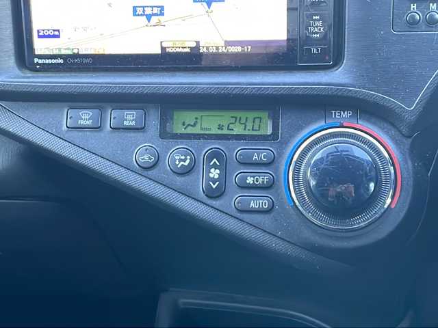 トヨタ アクア G 長野県 2012(平24)年 8.9万km ライムホワイトパールクリスタルシャイン 登録時走行距離 88442km/寒冷地仕様/禁煙車/７インチ社外ナビ/　(CD/DVD/FM/AM/SD-Audio)/Bluetooth Audio/フルセグテレビ/バックカメラ/ＥＴＣ/純正フロアマット/プッシュスタート/ＬＥＤヘッドライト/ヘッドランプクリーナー/フロントワイパーデアイサー/電動格納ドアミラー/ウィンカーミラー/ドアバイザー/オートライト/フォグランプ/スマートキー/横滑り防止機能/盗難防止機能