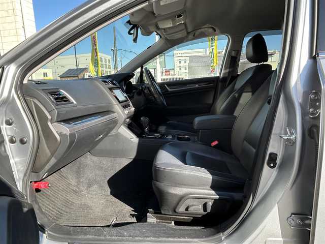 スバル アウトバック リミテッド 道央・札幌 2015(平27)年 11.8万km アイスシルバーメタリック (株)IDOMが運営する【じしゃロン札幌豊平店】の自社ローン対象車両になります。こちらは現金ご利用時の価格です。/自社ローンご希望の方は別途その旨お申付け下さい。/ワンオーナー/4WD/レザーシート/純正ナビ・TV/（BT/DVD/CD）/バックカメラ/パドルシフト/ルーフレール/シートヒータ/パワーシート/メモリーシート/純正アルミ/電動リアゲート/純正フロアマット/追従式クルコン/保証書/取扱説明書