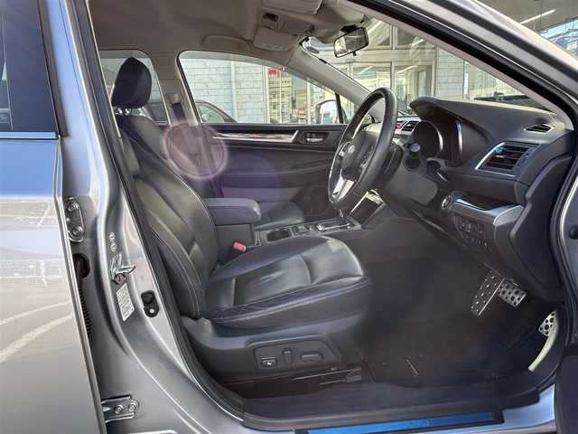 スバル アウトバック リミテッド 道央・札幌 2015(平27)年 11.8万km アイスシルバーメタリック (株)IDOMが運営する【じしゃロン札幌豊平店】の自社ローン対象車両になります。こちらは現金ご利用時の価格です。/自社ローンご希望の方は別途その旨お申付け下さい。/ワンオーナー/4WD/レザーシート/純正ナビ・TV/（BT/DVD/CD）/バックカメラ/パドルシフト/ルーフレール/シートヒータ/パワーシート/メモリーシート/純正アルミ/電動リアゲート/純正フロアマット/追従式クルコン/保証書/取扱説明書