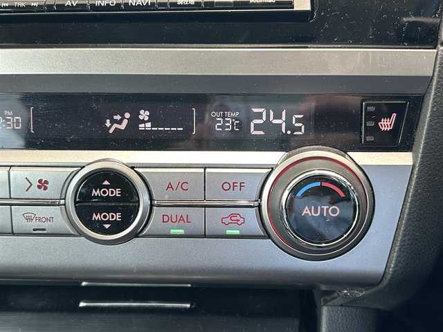 スバル アウトバック リミテッド 道央・札幌 2015(平27)年 11.8万km アイスシルバーメタリック (株)IDOMが運営する【じしゃロン札幌豊平店】の自社ローン対象車両になります。こちらは現金ご利用時の価格です。/自社ローンご希望の方は別途その旨お申付け下さい。/ワンオーナー/4WD/レザーシート/純正ナビ・TV/（BT/DVD/CD）/バックカメラ/パドルシフト/ルーフレール/シートヒータ/パワーシート/メモリーシート/純正アルミ/電動リアゲート/純正フロアマット/追従式クルコン/保証書/取扱説明書