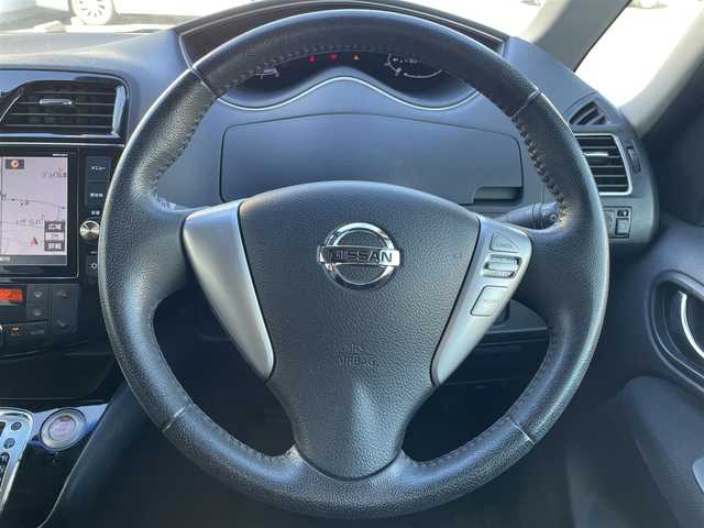 日産 セレナ HWS S HV Vセレ +Sefty 東京都 2015(平27)年 7.8万km ダイヤモンドブラック 純正ナビ　/ＣＤ　/ＤＶＤ　/Ｂｌｕｅｔｏｏｔｈ　/フルセグＴＶ　/バックカメラ　/両側電動スライドドア　/ドライブレコーダー　/後席モニター　/ビルトインＥＴＣ　/ドアバイザー　/フォグランプ　/衝突被害軽減システム