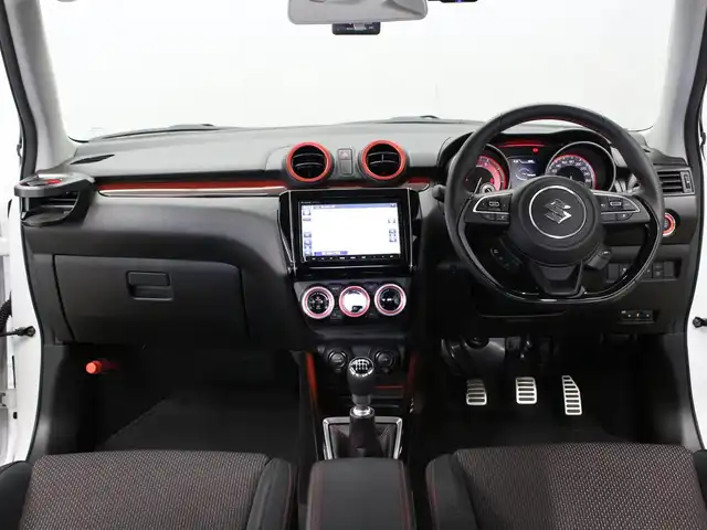 スズキ スイフト スポーツ 三重県 2023(令5)年 1.7万km ピュアホワイトP セーフティサポート /アイドリングストップ/純正8インチSDナビ・地デジTV/・DVD/CD/・Bluetooth/全方位ミニター用カメラパッケージ/バックソナー/アダプティブクルーズコントロール/ブラインドスポットモニター/シートヒーター/セルスターGPSレーダー探知機/ビルトインETC/純正17インチアルミホイール/純正エアロ/LEDヘッドランプ/・オートライト/ハイビームアシスト/フロントフォグランプ/プッシュエンジンスタート/スマートキー×2/新車時保証書/取扱説明書