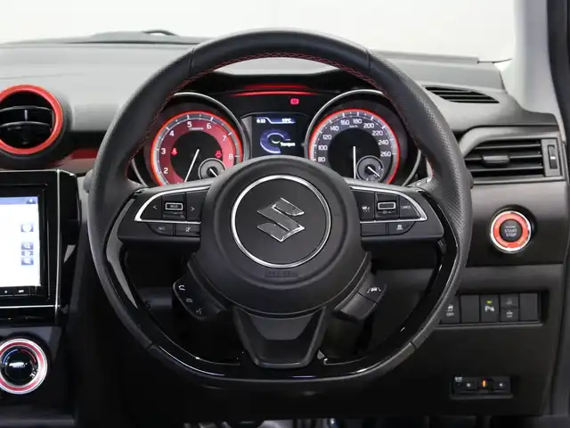 スズキ スイフト スポーツ 三重県 2023(令5)年 1.7万km ピュアホワイトP セーフティサポート /アイドリングストップ/純正8インチSDナビ・地デジTV/・DVD/CD/・Bluetooth/全方位ミニター用カメラパッケージ/バックソナー/アダプティブクルーズコントロール/ブラインドスポットモニター/シートヒーター/セルスターGPSレーダー探知機/ビルトインETC/純正17インチアルミホイール/純正エアロ/LEDヘッドランプ/・オートライト/ハイビームアシスト/フロントフォグランプ/プッシュエンジンスタート/スマートキー×2/新車時保証書/取扱説明書