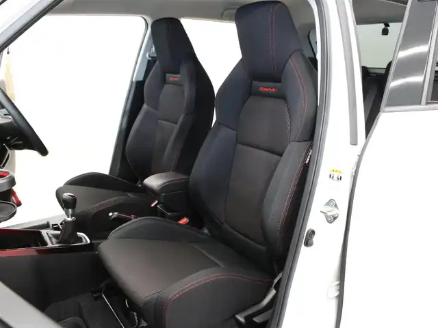 スズキ スイフト スポーツ 三重県 2023(令5)年 1.7万km ピュアホワイトP セーフティサポート /アイドリングストップ/純正8インチSDナビ・地デジTV/・DVD/CD/・Bluetooth/全方位ミニター用カメラパッケージ/バックソナー/アダプティブクルーズコントロール/ブラインドスポットモニター/シートヒーター/セルスターGPSレーダー探知機/ビルトインETC/純正17インチアルミホイール/純正エアロ/LEDヘッドランプ/・オートライト/ハイビームアシスト/フロントフォグランプ/プッシュエンジンスタート/スマートキー×2/新車時保証書/取扱説明書