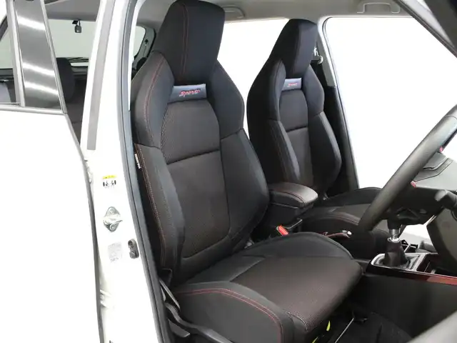 スズキ スイフト スポーツ 三重県 2023(令5)年 1.7万km ピュアホワイトP セーフティサポート /アイドリングストップ/純正8インチSDナビ・地デジTV/・DVD/CD/・Bluetooth/全方位ミニター用カメラパッケージ/バックソナー/アダプティブクルーズコントロール/ブラインドスポットモニター/シートヒーター/セルスターGPSレーダー探知機/ビルトインETC/純正17インチアルミホイール/純正エアロ/LEDヘッドランプ/・オートライト/ハイビームアシスト/フロントフォグランプ/プッシュエンジンスタート/スマートキー×2/新車時保証書/取扱説明書