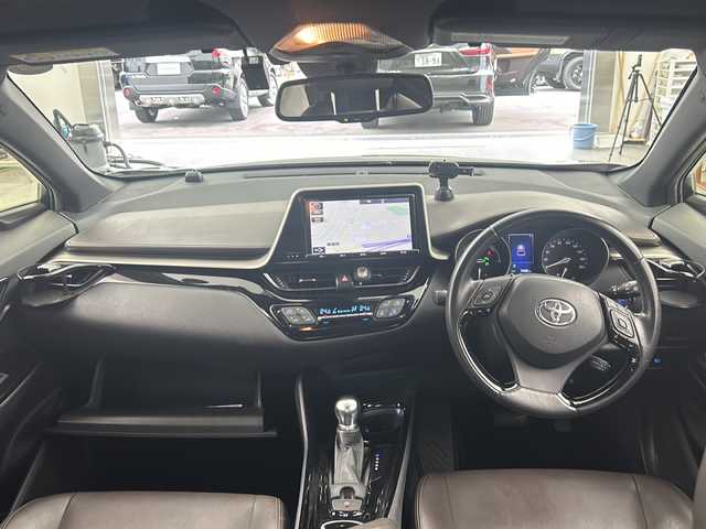 トヨタ Ｃ－ＨＲ G 兵庫県 2017(平29)年 7.4万km メタルストリームM ・純正SDナビ/Bluetooth/CD/DVD/SD/・バックカメラ/・ビルトインETC2.0/・ドライブレコーダー/・スマートキー/・ハーフレザーシート/・ヒートシーター（D席＋N席）/・純正18インチアルミホイール/・トヨタセーフティセンス/・プリクラッシュセーフティ/・レーンディパーチャーアラート/・コーナーセンサー/・ブラインドスポットモニター/・レーダークルーズコントロール/・ステアリングリモコン/・LEDライト/・EV MODE/・取扱説明書/・保証書/・ナビ取扱説明書