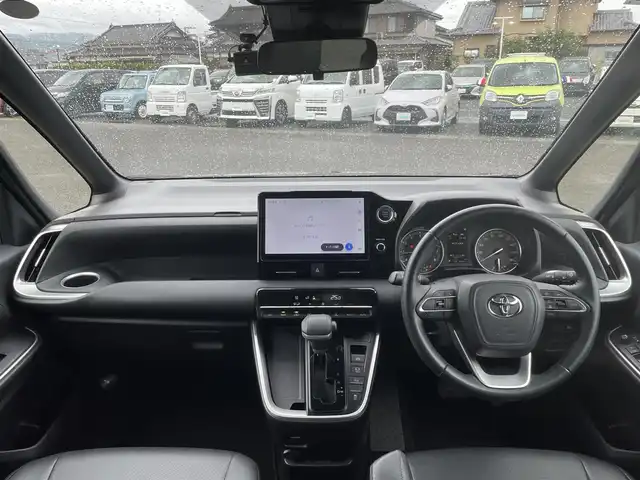 トヨタ ノア S－G 熊本県 2022(令4)年 4.5万km アティチュードブラックマイカ 純正ディスプレイオーディオ/・AM/FM/CD/DVD/BT/USB/HDMI/・Miracast/・フルセグTV/・バックカメラ/トヨタセーフティセンス/・レーンディーパーチャーアラート/・プリクラッシュセーフティ/・パーキングサポートブレーキ/・ロードサインアシスト/・クリアランスソナー/・オートマチックハイビーム/・レーダークルーズコントロール/前後ドライブレコーダー/片側パワースライドドア/革巻きステアリング/・ステアリングスイッチ/ETC2.0/電動パーキングブレーキ/オートホールドブレーキ/オートライト/・LEDヘッドライト/社外フロアマット/社外ドアバイザー/社外アルミホイール/シートカバー/後席ロールサンシェード/電動格納ミラー/・ウインカーミラー/プッシュスタート/スペアキー