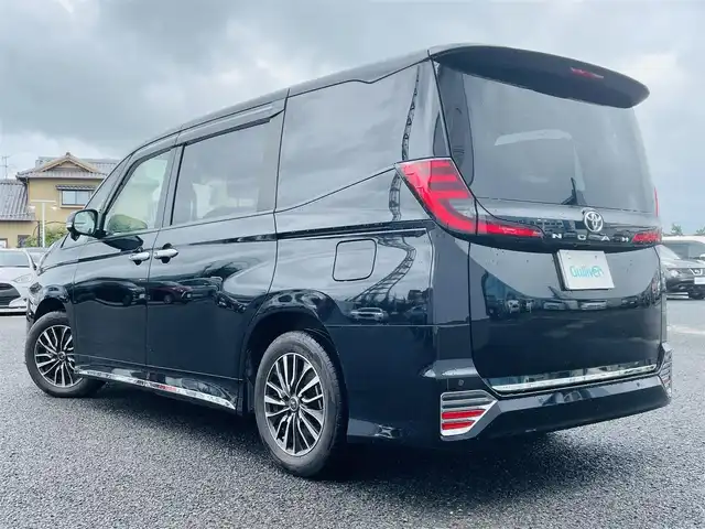 トヨタ ノア S－G 熊本県 2022(令4)年 4.5万km アティチュードブラックマイカ 純正ディスプレイオーディオ/・AM/FM/CD/DVD/BT/USB/HDMI/・Miracast/・フルセグTV/・バックカメラ/トヨタセーフティセンス/・レーンディーパーチャーアラート/・プリクラッシュセーフティ/・パーキングサポートブレーキ/・ロードサインアシスト/・クリアランスソナー/・オートマチックハイビーム/・レーダークルーズコントロール/前後ドライブレコーダー/片側パワースライドドア/革巻きステアリング/・ステアリングスイッチ/ETC2.0/電動パーキングブレーキ/オートホールドブレーキ/オートライト/・LEDヘッドライト/社外フロアマット/社外ドアバイザー/社外アルミホイール/シートカバー/後席ロールサンシェード/電動格納ミラー/・ウインカーミラー/プッシュスタート/スペアキー