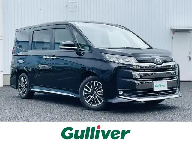 トヨタ ノア S－G 熊本県 2022(令4)年 4.5万km アティチュードブラックマイカ 純正ディスプレイオーディオ/・AM/FM/CD/DVD/BT/USB/HDMI/・Miracast/・フルセグTV/・バックカメラ/トヨタセーフティセンス/・レーンディーパーチャーアラート/・プリクラッシュセーフティ/・パーキングサポートブレーキ/・ロードサインアシスト/・クリアランスソナー/・オートマチックハイビーム/・レーダークルーズコントロール/前後ドライブレコーダー/片側パワースライドドア/革巻きステアリング/・ステアリングスイッチ/ETC2.0/電動パーキングブレーキ/オートホールドブレーキ/オートライト/・LEDヘッドライト/社外フロアマット/社外ドアバイザー/社外アルミホイール/シートカバー/後席ロールサンシェード/電動格納ミラー/・ウインカーミラー/プッシュスタート/スペアキー