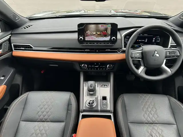 三菱 アウトランダー ＰＨＥＶ P 岡山県 2022(令4)年 2.3万km ブラックダイヤモンド サンルーフ/純正ナビ/（AM.FM.BT.CarPlay.）/全方位カメラ/バックカメラ/パワーバックドア/テレビキャンセラー/マイパイロット/BOSEプレミアムサウンド/AC1500w/ETC2.0/純正20インチアルミホイール/ステアリングヒーター/前席パワーシート/前席シートヒーター