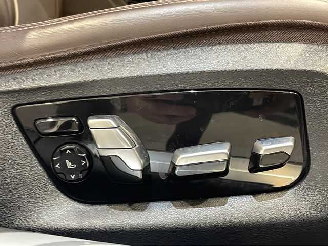 ＢＭＷ ７４０ｉ Mスポーツ 新潟県 2018(平30)年 4.4万km 白 Mエアロダイナミクスパッケージ/パノラミックスライディングルーフ/セーフティ/セキュリティ/・アンチロックブレーキングシステム/・コーナリングブレーキコントロール/・ダイナミックスタビリティコントロール/・ダイナミックトラクションコントロール/・ダイナミックブレーキコントロール/・パーキングアシスト/・リモートパーキング/ドライビングアシストプラス/・アクティブクルーズコントロール/・レーンコントロールアシスト/ヘッドアップディスプレイ/ナビゲーションシステム/・TV/BT/トップビュー＋3Dビュー、サイドビューカメラ/電動リアゲート/パワーシート/ドライブレコーダー/ETC2.0