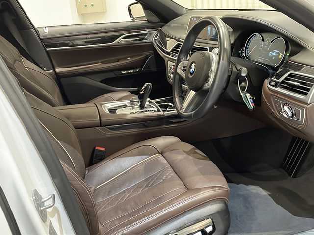 ＢＭＷ ７４０ｉ Mスポーツ 新潟県 2018(平30)年 4.4万km 白 Mエアロダイナミクスパッケージ/パノラミックスライディングルーフ/セーフティ/セキュリティ/・アンチロックブレーキングシステム/・コーナリングブレーキコントロール/・ダイナミックスタビリティコントロール/・ダイナミックトラクションコントロール/・ダイナミックブレーキコントロール/・パーキングアシスト/・リモートパーキング/ドライビングアシストプラス/・アクティブクルーズコントロール/・レーンコントロールアシスト/ヘッドアップディスプレイ/ナビゲーションシステム/・TV/BT/トップビュー＋3Dビュー、サイドビューカメラ/電動リアゲート/パワーシート/ドライブレコーダー/ETC2.0