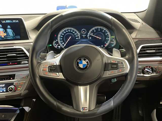 ＢＭＷ ７４０ｉ Mスポーツ 新潟県 2018(平30)年 4.4万km 白 Mエアロダイナミクスパッケージ/パノラミックスライディングルーフ/セーフティ/セキュリティ/・アンチロックブレーキングシステム/・コーナリングブレーキコントロール/・ダイナミックスタビリティコントロール/・ダイナミックトラクションコントロール/・ダイナミックブレーキコントロール/・パーキングアシスト/・リモートパーキング/ドライビングアシストプラス/・アクティブクルーズコントロール/・レーンコントロールアシスト/ヘッドアップディスプレイ/ナビゲーションシステム/・TV/BT/トップビュー＋3Dビュー、サイドビューカメラ/電動リアゲート/パワーシート/ドライブレコーダー/ETC2.0