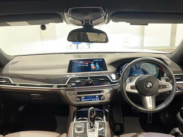 ＢＭＷ ７４０ｉ Mスポーツ 新潟県 2018(平30)年 4.4万km 白 Mエアロダイナミクスパッケージ/パノラミックスライディングルーフ/セーフティ/セキュリティ/・アンチロックブレーキングシステム/・コーナリングブレーキコントロール/・ダイナミックスタビリティコントロール/・ダイナミックトラクションコントロール/・ダイナミックブレーキコントロール/・パーキングアシスト/・リモートパーキング/ドライビングアシストプラス/・アクティブクルーズコントロール/・レーンコントロールアシスト/ヘッドアップディスプレイ/ナビゲーションシステム/・TV/BT/トップビュー＋3Dビュー、サイドビューカメラ/電動リアゲート/パワーシート/ドライブレコーダー/ETC2.0