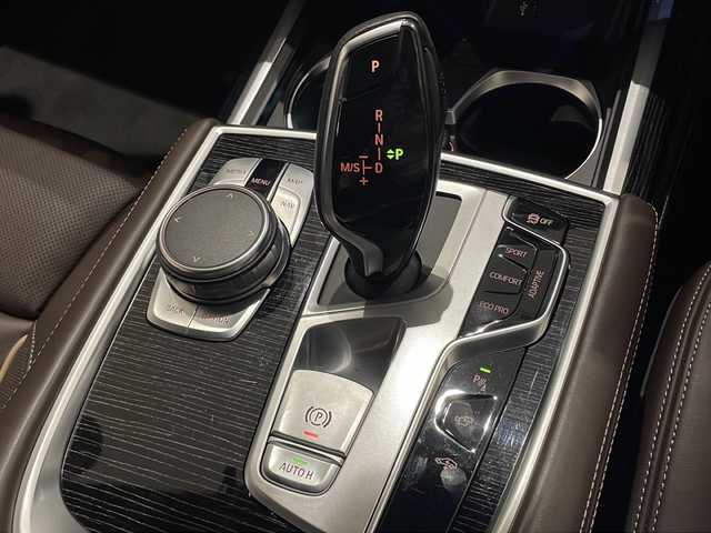 ＢＭＷ ７４０ｉ Mスポーツ 新潟県 2018(平30)年 4.4万km 白 Mエアロダイナミクスパッケージ/パノラミックスライディングルーフ/セーフティ/セキュリティ/・アンチロックブレーキングシステム/・コーナリングブレーキコントロール/・ダイナミックスタビリティコントロール/・ダイナミックトラクションコントロール/・ダイナミックブレーキコントロール/・パーキングアシスト/・リモートパーキング/ドライビングアシストプラス/・アクティブクルーズコントロール/・レーンコントロールアシスト/ヘッドアップディスプレイ/ナビゲーションシステム/・TV/BT/トップビュー＋3Dビュー、サイドビューカメラ/電動リアゲート/パワーシート/ドライブレコーダー/ETC2.0