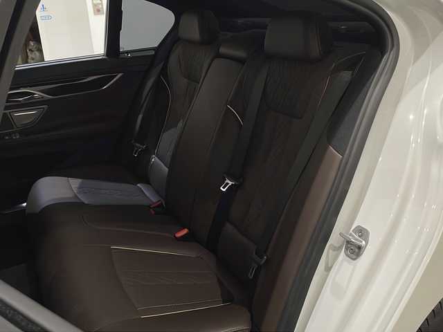 ＢＭＷ ７４０ｉ Mスポーツ 新潟県 2018(平30)年 4.4万km 白 Mエアロダイナミクスパッケージ/パノラミックスライディングルーフ/セーフティ/セキュリティ/・アンチロックブレーキングシステム/・コーナリングブレーキコントロール/・ダイナミックスタビリティコントロール/・ダイナミックトラクションコントロール/・ダイナミックブレーキコントロール/・パーキングアシスト/・リモートパーキング/ドライビングアシストプラス/・アクティブクルーズコントロール/・レーンコントロールアシスト/ヘッドアップディスプレイ/ナビゲーションシステム/・TV/BT/トップビュー＋3Dビュー、サイドビューカメラ/電動リアゲート/パワーシート/ドライブレコーダー/ETC2.0