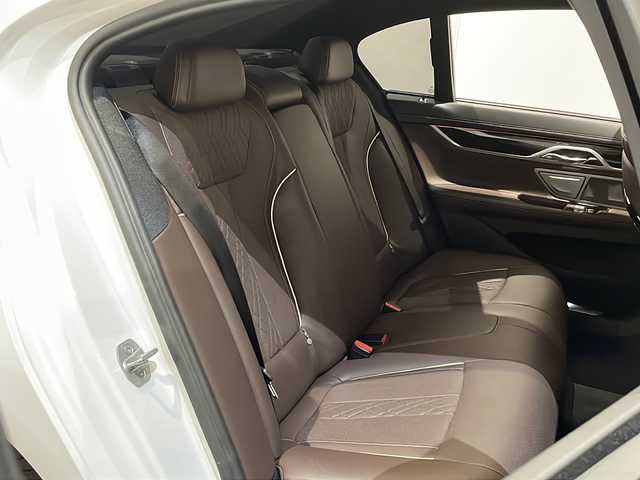 ＢＭＷ ７４０ｉ Mスポーツ 新潟県 2018(平30)年 4.4万km 白 Mエアロダイナミクスパッケージ/パノラミックスライディングルーフ/セーフティ/セキュリティ/・アンチロックブレーキングシステム/・コーナリングブレーキコントロール/・ダイナミックスタビリティコントロール/・ダイナミックトラクションコントロール/・ダイナミックブレーキコントロール/・パーキングアシスト/・リモートパーキング/ドライビングアシストプラス/・アクティブクルーズコントロール/・レーンコントロールアシスト/ヘッドアップディスプレイ/ナビゲーションシステム/・TV/BT/トップビュー＋3Dビュー、サイドビューカメラ/電動リアゲート/パワーシート/ドライブレコーダー/ETC2.0