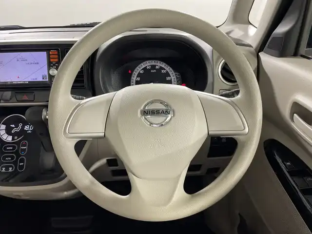 日産 デイズ ルークス X 神奈川県 2014(平26)年 0.8万km ホワイトパール 純正7型SDナビゲーション【MM114D-W】/AM FM フルセグ CD USB SD/アラウンドビューモニター/片側パワースライドドア/アイドリングストップ/前方ドライブレコーダー/ETC/純正フロアマット/電動格納ミラー/スマートキー