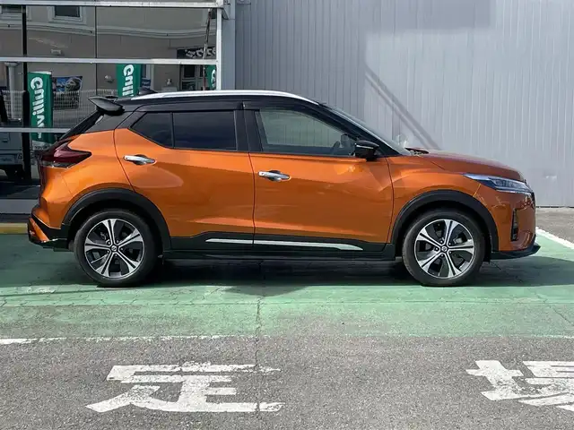 日産 キックス X ツートーンインテリアED 栃木県 2021(令3)年 2.8万km プレミアムホライズンオレンジ/ピュアブラック 2トーン ワンオーナー/新車時保証書/取扱説明書/走行支援システム/　・プロパイロット/　・インテリジェント　エマージェンシー　ブレーキ/　・衝突防止アシスト/　・車線逸脱警報/　・車線逸脱防止支援システム/　・ふらつき警報/クルーズコントロール/純正メモリーナビ(MM320D-L)/　（フルセグTV/BT/CD・DVD/SD/USB/ラジオ）/純正アラウンドビューモニター/純正ナビ連動ドライブレコーダー/プッシュスタート/ステアリングスイッチ/オートライト/純正LEDヘッドランプ/純正フォグライト/ヘッドランプレベライザー/電動パーキングブレーキ/オートブレーキホールド/e-Powerドライブモード（スマート/エコ/ノーマル）/フロントシートヒーター/ステアリングヒーター/ビルトインETC2.0/純正フロアマット/純正ラゲッジソフトトレイ/純正ドアバイザー/純正リモコンエンジンスターター/純正キッキングプレート（LED白色）/タイヤサイズ　　205/55/R17