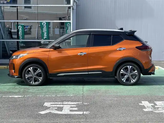 日産 キックス X ツートーンインテリアED 栃木県 2021(令3)年 2.8万km プレミアムホライズンオレンジ/ピュアブラック 2トーン ワンオーナー/新車時保証書/取扱説明書/走行支援システム/　・プロパイロット/　・インテリジェント　エマージェンシー　ブレーキ/　・衝突防止アシスト/　・車線逸脱警報/　・車線逸脱防止支援システム/　・ふらつき警報/クルーズコントロール/純正メモリーナビ(MM320D-L)/　（フルセグTV/BT/CD・DVD/SD/USB/ラジオ）/純正アラウンドビューモニター/純正ナビ連動ドライブレコーダー/プッシュスタート/ステアリングスイッチ/オートライト/純正LEDヘッドランプ/純正フォグライト/ヘッドランプレベライザー/電動パーキングブレーキ/オートブレーキホールド/e-Powerドライブモード（スマート/エコ/ノーマル）/フロントシートヒーター/ステアリングヒーター/ビルトインETC2.0/純正フロアマット/純正ラゲッジソフトトレイ/純正ドアバイザー/純正リモコンエンジンスターター/純正キッキングプレート（LED白色）/タイヤサイズ　　205/55/R17