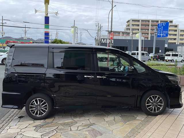 トヨタ ヴォクシー ZS 煌Ⅱ 静岡県 2017(平29)年 8.8万km ブラック 【安全装備】/トヨタセーフティセンス/プリクラッシュセーフティ/（レーザーレーダー・単眼カメラ方式）/（自車車速約30km/hから80km/h間：ブレーキアシスト機能発動）/（自車車速約10km/hから80km/h間踏力無時：約30km/h減速）/レーンディパーチャーアラート/（作動車速50km/h以上時）/オートマチックハイビーム/（作動車速30km/h以上時）/先行車発進お知らせ機能/【主要装備】/純正ナビ　/バックカメラ　/フルセグテレビ　/両側パワースライドドア　/ステアリングスイッチ　/ビルトインＥＴＣ　/プッシュスタート　/スマートキー　/スペアキー有り　/ドライブレコーダー