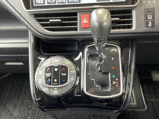 トヨタ ヴォクシー ZS 煌Ⅱ 静岡県 2017(平29)年 8.8万km ブラック 【安全装備】/トヨタセーフティセンス/プリクラッシュセーフティ/（レーザーレーダー・単眼カメラ方式）/（自車車速約30km/hから80km/h間：ブレーキアシスト機能発動）/（自車車速約10km/hから80km/h間踏力無時：約30km/h減速）/レーンディパーチャーアラート/（作動車速50km/h以上時）/オートマチックハイビーム/（作動車速30km/h以上時）/先行車発進お知らせ機能/【主要装備】/純正ナビ　/バックカメラ　/フルセグテレビ　/両側パワースライドドア　/ステアリングスイッチ　/ビルトインＥＴＣ　/プッシュスタート　/スマートキー　/スペアキー有り　/ドライブレコーダー