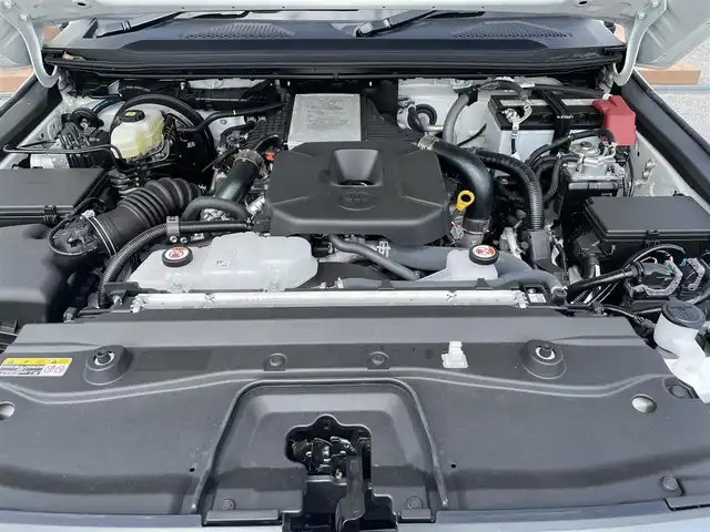 トヨタ ランドクルーザー ２５０ GX 滋賀県 2025(令7)年 0.3万km スーパーホワイトⅡ ディーゼル/4WD(F4)/8インチ純正ナビ/(FM/AM/フルセグ/Bluetooth/HDMI)/パノラミックビューモニター/バックカメラ/ETC/ＴｏｙｏｔaＳａｆｅｔｙＳｅｎｓｅ/・プリクラッシュブレーキアシスト	/・レーンキープアシスト	/・レーダークルーズコントロール/・プロアクティブドライビングアシスト（ＰＤＡ）/・ブラインドスポットモニター（ＢＳＭ）/・安心降車アシスト（ＳＥＡ）/・パーキングサポートブレーキ（前後方静止物）/・パーキングサポートブレーキ（後方接近車両）/・標識検知機能	/電動格納ミラー/電動パーキング/ブレーキホールド/ステアリングスイッチ/オートライト/LEDヘッドライト/フロントフォグ/リアフォグ/オートハイビーム/ヘッドライトウォッシャー/フルオートエアコン/プッシュスタート/スマートキー/タイプC/USBポート/ドライブモードセレクト