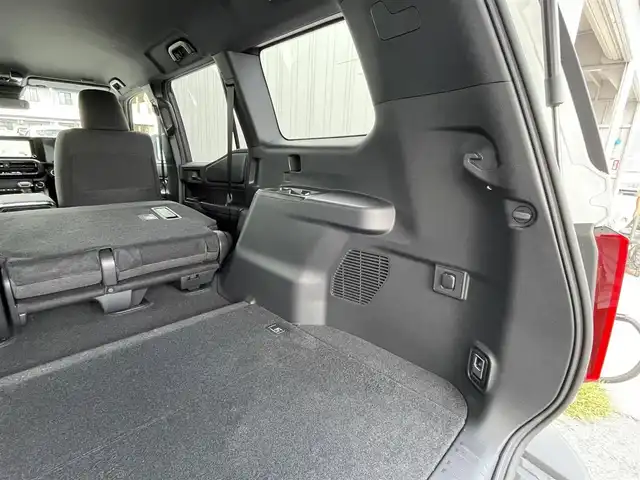 トヨタ ランドクルーザー ２５０ GX 滋賀県 2025(令7)年 0.3万km スーパーホワイトⅡ ディーゼル/4WD(F4)/8インチ純正ナビ/(FM/AM/フルセグ/Bluetooth/HDMI)/パノラミックビューモニター/バックカメラ/ETC/ＴｏｙｏｔaＳａｆｅｔｙＳｅｎｓｅ/・プリクラッシュブレーキアシスト	/・レーンキープアシスト	/・レーダークルーズコントロール/・プロアクティブドライビングアシスト（ＰＤＡ）/・ブラインドスポットモニター（ＢＳＭ）/・安心降車アシスト（ＳＥＡ）/・パーキングサポートブレーキ（前後方静止物）/・パーキングサポートブレーキ（後方接近車両）/・標識検知機能	/電動格納ミラー/電動パーキング/ブレーキホールド/ステアリングスイッチ/オートライト/LEDヘッドライト/フロントフォグ/リアフォグ/オートハイビーム/ヘッドライトウォッシャー/フルオートエアコン/プッシュスタート/スマートキー/タイプC/USBポート/ドライブモードセレクト