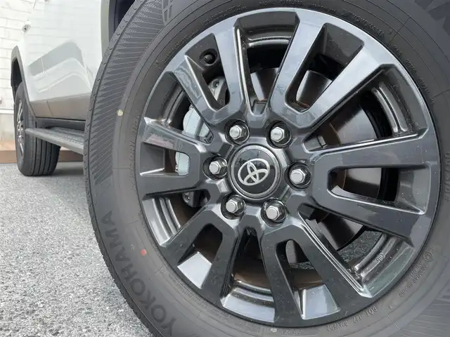 トヨタ ランドクルーザー ２５０ GX 滋賀県 2025(令7)年 0.3万km スーパーホワイトⅡ ディーゼル/4WD(F4)/8インチ純正ナビ/(FM/AM/フルセグ/Bluetooth/HDMI)/パノラミックビューモニター/バックカメラ/ETC/ＴｏｙｏｔaＳａｆｅｔｙＳｅｎｓｅ/・プリクラッシュブレーキアシスト	/・レーンキープアシスト	/・レーダークルーズコントロール/・プロアクティブドライビングアシスト（ＰＤＡ）/・ブラインドスポットモニター（ＢＳＭ）/・安心降車アシスト（ＳＥＡ）/・パーキングサポートブレーキ（前後方静止物）/・パーキングサポートブレーキ（後方接近車両）/・標識検知機能	/電動格納ミラー/電動パーキング/ブレーキホールド/ステアリングスイッチ/オートライト/LEDヘッドライト/フロントフォグ/リアフォグ/オートハイビーム/ヘッドライトウォッシャー/フルオートエアコン/プッシュスタート/スマートキー/タイプC/USBポート/ドライブモードセレクト