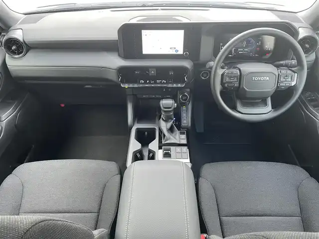 トヨタ ランドクルーザー ２５０ GX 滋賀県 2025(令7)年 0.3万km スーパーホワイトⅡ ディーゼル/4WD(F4)/8インチ純正ナビ/(FM/AM/フルセグ/Bluetooth/HDMI)/パノラミックビューモニター/バックカメラ/ETC/ＴｏｙｏｔaＳａｆｅｔｙＳｅｎｓｅ/・プリクラッシュブレーキアシスト	/・レーンキープアシスト	/・レーダークルーズコントロール/・プロアクティブドライビングアシスト（ＰＤＡ）/・ブラインドスポットモニター（ＢＳＭ）/・安心降車アシスト（ＳＥＡ）/・パーキングサポートブレーキ（前後方静止物）/・パーキングサポートブレーキ（後方接近車両）/・標識検知機能	/電動格納ミラー/電動パーキング/ブレーキホールド/ステアリングスイッチ/オートライト/LEDヘッドライト/フロントフォグ/リアフォグ/オートハイビーム/ヘッドライトウォッシャー/フルオートエアコン/プッシュスタート/スマートキー/タイプC/USBポート/ドライブモードセレクト
