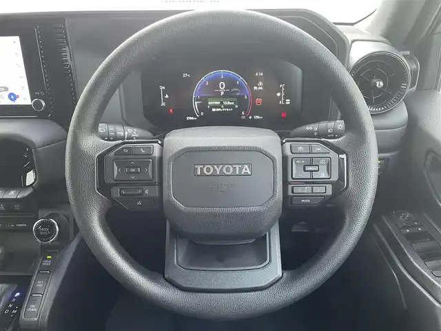 トヨタ ランドクルーザー ２５０ GX 滋賀県 2025(令7)年 0.3万km スーパーホワイトⅡ ディーゼル/4WD(F4)/8インチ純正ナビ/(FM/AM/フルセグ/Bluetooth/HDMI)/パノラミックビューモニター/バックカメラ/ETC/ＴｏｙｏｔaＳａｆｅｔｙＳｅｎｓｅ/・プリクラッシュブレーキアシスト	/・レーンキープアシスト	/・レーダークルーズコントロール/・プロアクティブドライビングアシスト（ＰＤＡ）/・ブラインドスポットモニター（ＢＳＭ）/・安心降車アシスト（ＳＥＡ）/・パーキングサポートブレーキ（前後方静止物）/・パーキングサポートブレーキ（後方接近車両）/・標識検知機能	/電動格納ミラー/電動パーキング/ブレーキホールド/ステアリングスイッチ/オートライト/LEDヘッドライト/フロントフォグ/リアフォグ/オートハイビーム/ヘッドライトウォッシャー/フルオートエアコン/プッシュスタート/スマートキー/タイプC/USBポート/ドライブモードセレクト