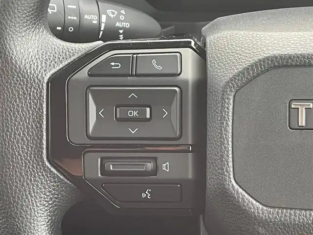 トヨタ ランドクルーザー ２５０ GX 滋賀県 2025(令7)年 0.3万km スーパーホワイトⅡ ディーゼル/4WD(F4)/8インチ純正ナビ/(FM/AM/フルセグ/Bluetooth/HDMI)/パノラミックビューモニター/バックカメラ/ETC/ＴｏｙｏｔaＳａｆｅｔｙＳｅｎｓｅ/・プリクラッシュブレーキアシスト	/・レーンキープアシスト	/・レーダークルーズコントロール/・プロアクティブドライビングアシスト（ＰＤＡ）/・ブラインドスポットモニター（ＢＳＭ）/・安心降車アシスト（ＳＥＡ）/・パーキングサポートブレーキ（前後方静止物）/・パーキングサポートブレーキ（後方接近車両）/・標識検知機能	/電動格納ミラー/電動パーキング/ブレーキホールド/ステアリングスイッチ/オートライト/LEDヘッドライト/フロントフォグ/リアフォグ/オートハイビーム/ヘッドライトウォッシャー/フルオートエアコン/プッシュスタート/スマートキー/タイプC/USBポート/ドライブモードセレクト
