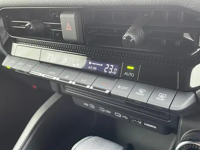 トヨタ ランドクルーザー ２５０ GX 滋賀県 2025(令7)年 0.3万km スーパーホワイトⅡ ディーゼル/4WD(F4)/8インチ純正ナビ/(FM/AM/フルセグ/Bluetooth/HDMI)/パノラミックビューモニター/バックカメラ/ETC/ＴｏｙｏｔaＳａｆｅｔｙＳｅｎｓｅ/・プリクラッシュブレーキアシスト	/・レーンキープアシスト	/・レーダークルーズコントロール/・プロアクティブドライビングアシスト（ＰＤＡ）/・ブラインドスポットモニター（ＢＳＭ）/・安心降車アシスト（ＳＥＡ）/・パーキングサポートブレーキ（前後方静止物）/・パーキングサポートブレーキ（後方接近車両）/・標識検知機能	/電動格納ミラー/電動パーキング/ブレーキホールド/ステアリングスイッチ/オートライト/LEDヘッドライト/フロントフォグ/リアフォグ/オートハイビーム/ヘッドライトウォッシャー/フルオートエアコン/プッシュスタート/スマートキー/タイプC/USBポート/ドライブモードセレクト