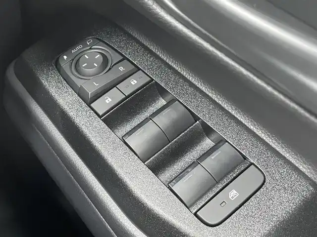 トヨタ ランドクルーザー ２５０ GX 滋賀県 2025(令7)年 0.3万km スーパーホワイトⅡ ディーゼル/4WD(F4)/8インチ純正ナビ/(FM/AM/フルセグ/Bluetooth/HDMI)/パノラミックビューモニター/バックカメラ/ETC/ＴｏｙｏｔaＳａｆｅｔｙＳｅｎｓｅ/・プリクラッシュブレーキアシスト	/・レーンキープアシスト	/・レーダークルーズコントロール/・プロアクティブドライビングアシスト（ＰＤＡ）/・ブラインドスポットモニター（ＢＳＭ）/・安心降車アシスト（ＳＥＡ）/・パーキングサポートブレーキ（前後方静止物）/・パーキングサポートブレーキ（後方接近車両）/・標識検知機能	/電動格納ミラー/電動パーキング/ブレーキホールド/ステアリングスイッチ/オートライト/LEDヘッドライト/フロントフォグ/リアフォグ/オートハイビーム/ヘッドライトウォッシャー/フルオートエアコン/プッシュスタート/スマートキー/タイプC/USBポート/ドライブモードセレクト
