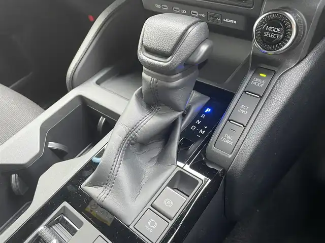 トヨタ ランドクルーザー ２５０ GX 滋賀県 2025(令7)年 0.3万km スーパーホワイトⅡ ディーゼル/4WD(F4)/8インチ純正ナビ/(FM/AM/フルセグ/Bluetooth/HDMI)/パノラミックビューモニター/バックカメラ/ETC/ＴｏｙｏｔaＳａｆｅｔｙＳｅｎｓｅ/・プリクラッシュブレーキアシスト	/・レーンキープアシスト	/・レーダークルーズコントロール/・プロアクティブドライビングアシスト（ＰＤＡ）/・ブラインドスポットモニター（ＢＳＭ）/・安心降車アシスト（ＳＥＡ）/・パーキングサポートブレーキ（前後方静止物）/・パーキングサポートブレーキ（後方接近車両）/・標識検知機能	/電動格納ミラー/電動パーキング/ブレーキホールド/ステアリングスイッチ/オートライト/LEDヘッドライト/フロントフォグ/リアフォグ/オートハイビーム/ヘッドライトウォッシャー/フルオートエアコン/プッシュスタート/スマートキー/タイプC/USBポート/ドライブモードセレクト