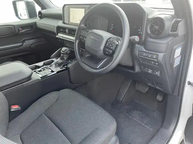 トヨタ ランドクルーザー ２５０ GX 滋賀県 2025(令7)年 0.3万km スーパーホワイトⅡ ディーゼル/4WD(F4)/8インチ純正ナビ/(FM/AM/フルセグ/Bluetooth/HDMI)/パノラミックビューモニター/バックカメラ/ETC/ＴｏｙｏｔaＳａｆｅｔｙＳｅｎｓｅ/・プリクラッシュブレーキアシスト	/・レーンキープアシスト	/・レーダークルーズコントロール/・プロアクティブドライビングアシスト（ＰＤＡ）/・ブラインドスポットモニター（ＢＳＭ）/・安心降車アシスト（ＳＥＡ）/・パーキングサポートブレーキ（前後方静止物）/・パーキングサポートブレーキ（後方接近車両）/・標識検知機能	/電動格納ミラー/電動パーキング/ブレーキホールド/ステアリングスイッチ/オートライト/LEDヘッドライト/フロントフォグ/リアフォグ/オートハイビーム/ヘッドライトウォッシャー/フルオートエアコン/プッシュスタート/スマートキー/タイプC/USBポート/ドライブモードセレクト