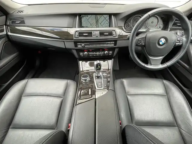 ＢＭＷ ５２３ｉ ラグジュアリー 福岡県 2013(平25)年 5.1万km サファイアブラックP 純正HDDナビ/　(AM/FM/CD/DVD/Bluetooth/ワンセグTV)/バックカメラ/黒レザーシート/インテリジェントセーフティ/レーンディパーチャーウォーニング/クルーズコントロール/パーキングディスタンスコントロール/横滑り防止/ドライビングパフォーマンスコントロール/オートマチックホールド/パーキングブレーキ/コムテック前方ドライブレコーダー【HDR-251GH】/革巻きステアリング/ステアリングスイッチ/シートヒーター付きパワーシート(D/N)/社外フロアマット/アクセサリーソケット/ISOFIX/保証書/取扱説明書/ナビ取扱説明書