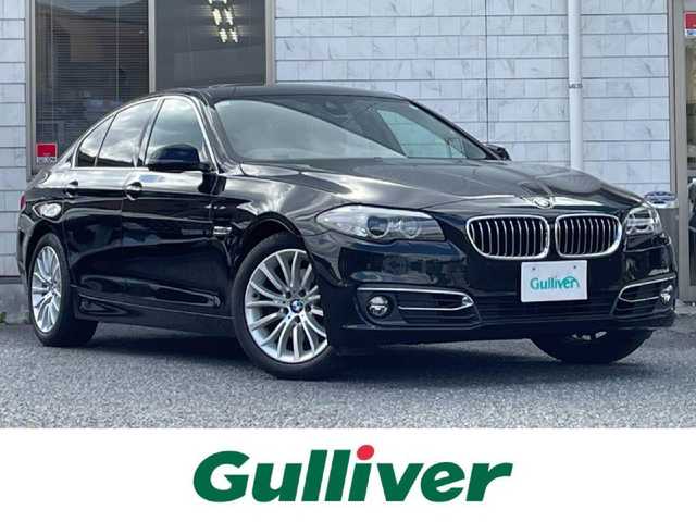 ＢＭＷ ５２３ｉ ラグジュアリー 福岡県 2013(平25)年 5.1万km サファイアブラックP 純正HDDナビ/　(AM/FM/CD/DVD/Bluetooth/ワンセグTV)/バックカメラ/黒レザーシート/インテリジェントセーフティ/レーンディパーチャーウォーニング/クルーズコントロール/パーキングディスタンスコントロール/横滑り防止/ドライビングパフォーマンスコントロール/オートマチックホールド/パーキングブレーキ/コムテック前方ドライブレコーダー【HDR-251GH】/革巻きステアリング/ステアリングスイッチ/シートヒーター付きパワーシート(D/N)/社外フロアマット/アクセサリーソケット/ISOFIX/保証書/取扱説明書/ナビ取扱説明書