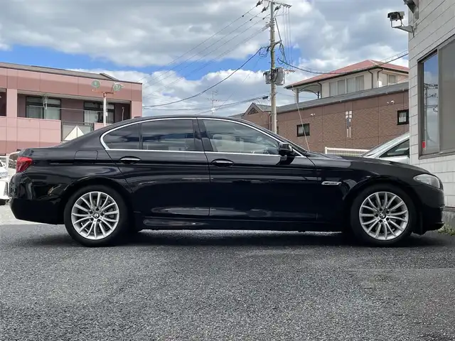 ＢＭＷ ５２３ｉ ラグジュアリー 福岡県 2013(平25)年 5.1万km サファイアブラックP 純正HDDナビ/　(AM/FM/CD/DVD/Bluetooth/ワンセグTV)/バックカメラ/黒レザーシート/インテリジェントセーフティ/レーンディパーチャーウォーニング/クルーズコントロール/パーキングディスタンスコントロール/横滑り防止/ドライビングパフォーマンスコントロール/オートマチックホールド/パーキングブレーキ/コムテック前方ドライブレコーダー【HDR-251GH】/革巻きステアリング/ステアリングスイッチ/シートヒーター付きパワーシート(D/N)/社外フロアマット/アクセサリーソケット/ISOFIX/保証書/取扱説明書/ナビ取扱説明書