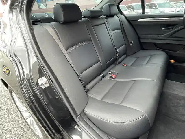 ＢＭＷ ５２３ｉ ラグジュアリー 福岡県 2013(平25)年 5.1万km サファイアブラックP 純正HDDナビ/　(AM/FM/CD/DVD/Bluetooth/ワンセグTV)/バックカメラ/黒レザーシート/インテリジェントセーフティ/レーンディパーチャーウォーニング/クルーズコントロール/パーキングディスタンスコントロール/横滑り防止/ドライビングパフォーマンスコントロール/オートマチックホールド/パーキングブレーキ/コムテック前方ドライブレコーダー【HDR-251GH】/革巻きステアリング/ステアリングスイッチ/シートヒーター付きパワーシート(D/N)/社外フロアマット/アクセサリーソケット/ISOFIX/保証書/取扱説明書/ナビ取扱説明書