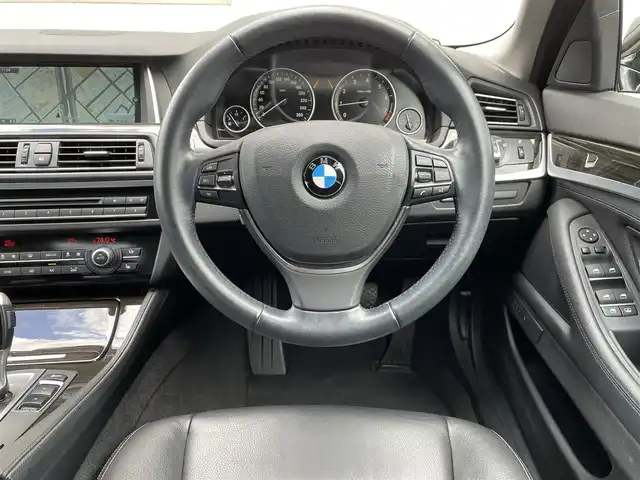 ＢＭＷ ５２３ｉ ラグジュアリー 福岡県 2013(平25)年 5.1万km サファイアブラックP 純正HDDナビ/　(AM/FM/CD/DVD/Bluetooth/ワンセグTV)/バックカメラ/黒レザーシート/インテリジェントセーフティ/レーンディパーチャーウォーニング/クルーズコントロール/パーキングディスタンスコントロール/横滑り防止/ドライビングパフォーマンスコントロール/オートマチックホールド/パーキングブレーキ/コムテック前方ドライブレコーダー【HDR-251GH】/革巻きステアリング/ステアリングスイッチ/シートヒーター付きパワーシート(D/N)/社外フロアマット/アクセサリーソケット/ISOFIX/保証書/取扱説明書/ナビ取扱説明書