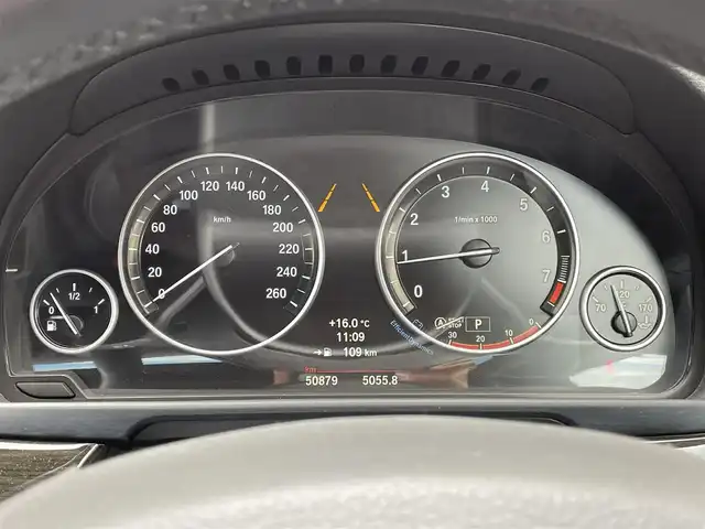 ＢＭＷ ５２３ｉ ラグジュアリー 福岡県 2013(平25)年 5.1万km サファイアブラックP 純正HDDナビ/　(AM/FM/CD/DVD/Bluetooth/ワンセグTV)/バックカメラ/黒レザーシート/インテリジェントセーフティ/レーンディパーチャーウォーニング/クルーズコントロール/パーキングディスタンスコントロール/横滑り防止/ドライビングパフォーマンスコントロール/オートマチックホールド/パーキングブレーキ/コムテック前方ドライブレコーダー【HDR-251GH】/革巻きステアリング/ステアリングスイッチ/シートヒーター付きパワーシート(D/N)/社外フロアマット/アクセサリーソケット/ISOFIX/保証書/取扱説明書/ナビ取扱説明書