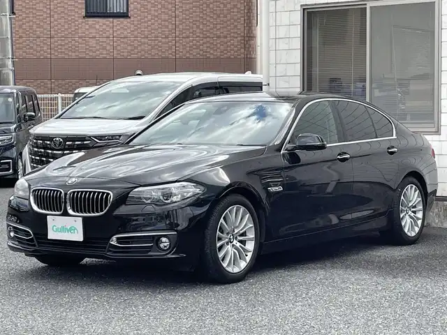 ＢＭＷ ５２３ｉ ラグジュアリー 福岡県 2013(平25)年 5.1万km サファイアブラックP 純正HDDナビ/　(AM/FM/CD/DVD/Bluetooth/ワンセグTV)/バックカメラ/黒レザーシート/インテリジェントセーフティ/レーンディパーチャーウォーニング/クルーズコントロール/パーキングディスタンスコントロール/横滑り防止/ドライビングパフォーマンスコントロール/オートマチックホールド/パーキングブレーキ/コムテック前方ドライブレコーダー【HDR-251GH】/革巻きステアリング/ステアリングスイッチ/シートヒーター付きパワーシート(D/N)/社外フロアマット/アクセサリーソケット/ISOFIX/保証書/取扱説明書/ナビ取扱説明書