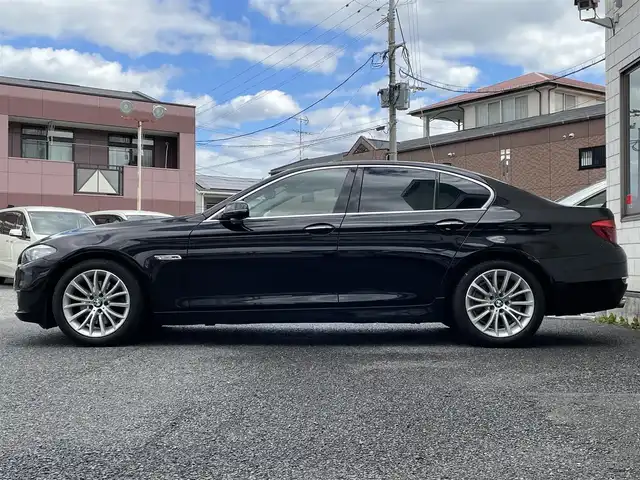 ＢＭＷ ５２３ｉ ラグジュアリー 福岡県 2013(平25)年 5.1万km サファイアブラックP 純正HDDナビ/　(AM/FM/CD/DVD/Bluetooth/ワンセグTV)/バックカメラ/黒レザーシート/インテリジェントセーフティ/レーンディパーチャーウォーニング/クルーズコントロール/パーキングディスタンスコントロール/横滑り防止/ドライビングパフォーマンスコントロール/オートマチックホールド/パーキングブレーキ/コムテック前方ドライブレコーダー【HDR-251GH】/革巻きステアリング/ステアリングスイッチ/シートヒーター付きパワーシート(D/N)/社外フロアマット/アクセサリーソケット/ISOFIX/保証書/取扱説明書/ナビ取扱説明書