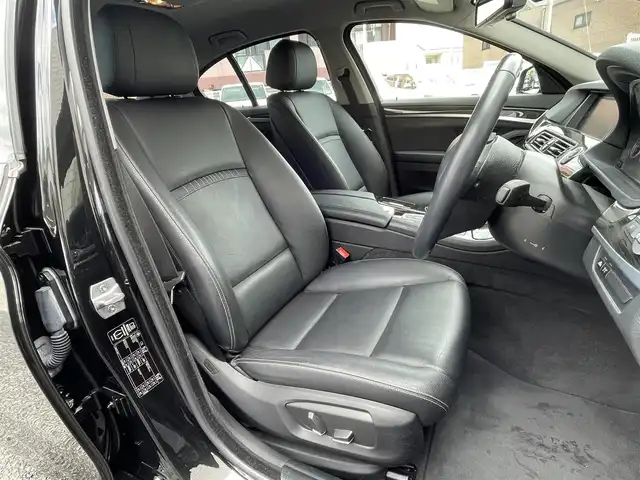 ＢＭＷ ５２３ｉ ラグジュアリー 福岡県 2013(平25)年 5.1万km サファイアブラックP 純正HDDナビ/　(AM/FM/CD/DVD/Bluetooth/ワンセグTV)/バックカメラ/黒レザーシート/インテリジェントセーフティ/レーンディパーチャーウォーニング/クルーズコントロール/パーキングディスタンスコントロール/横滑り防止/ドライビングパフォーマンスコントロール/オートマチックホールド/パーキングブレーキ/コムテック前方ドライブレコーダー【HDR-251GH】/革巻きステアリング/ステアリングスイッチ/シートヒーター付きパワーシート(D/N)/社外フロアマット/アクセサリーソケット/ISOFIX/保証書/取扱説明書/ナビ取扱説明書