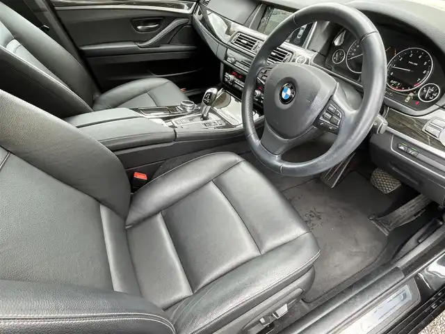 ＢＭＷ ５２３ｉ ラグジュアリー 福岡県 2013(平25)年 5.1万km サファイアブラックP 純正HDDナビ/　(AM/FM/CD/DVD/Bluetooth/ワンセグTV)/バックカメラ/黒レザーシート/インテリジェントセーフティ/レーンディパーチャーウォーニング/クルーズコントロール/パーキングディスタンスコントロール/横滑り防止/ドライビングパフォーマンスコントロール/オートマチックホールド/パーキングブレーキ/コムテック前方ドライブレコーダー【HDR-251GH】/革巻きステアリング/ステアリングスイッチ/シートヒーター付きパワーシート(D/N)/社外フロアマット/アクセサリーソケット/ISOFIX/保証書/取扱説明書/ナビ取扱説明書