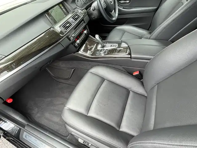 ＢＭＷ ５２３ｉ ラグジュアリー 福岡県 2013(平25)年 5.1万km サファイアブラックP 純正HDDナビ/　(AM/FM/CD/DVD/Bluetooth/ワンセグTV)/バックカメラ/黒レザーシート/インテリジェントセーフティ/レーンディパーチャーウォーニング/クルーズコントロール/パーキングディスタンスコントロール/横滑り防止/ドライビングパフォーマンスコントロール/オートマチックホールド/パーキングブレーキ/コムテック前方ドライブレコーダー【HDR-251GH】/革巻きステアリング/ステアリングスイッチ/シートヒーター付きパワーシート(D/N)/社外フロアマット/アクセサリーソケット/ISOFIX/保証書/取扱説明書/ナビ取扱説明書