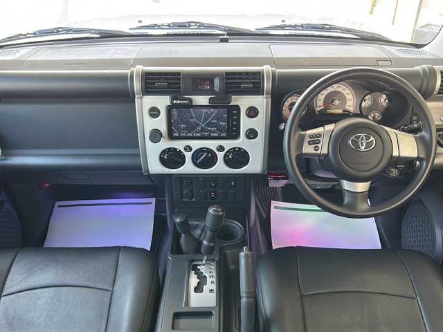 トヨタ ＦＪクルーザー 神奈川県 2016(平28)年 4.6万km ホワイト 純正ディーラーナビ(CD/SD/BT/フルセグTV)/バックカメラ/Weds17ンチアルミ(KEELER FORCE)/BajaRackルーフラック/YAKIMAサイクルラック/リモコンキー/クルーズコントロール/パーキングセンサー/横滑り防止装置/アクティブトラクションコントロール/黒レザー調シートカバー/デジタルインナーミラー/ETC/純正フロアマット/純正ドアバイザー/スペアキー×1/保証書/取扱説明書